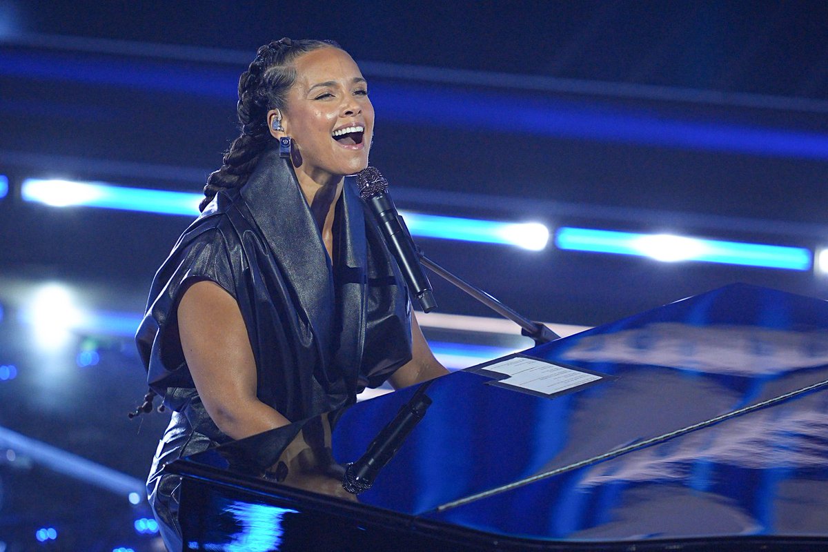 LaPresse_news's tweet photo. Alicia Keys canta Empire State of Mind durante la terza serata del Festival di Sanremo 2026.
#lapresse #aliciakeys #sanremo2026 https://t.co/PlNbgrHS39