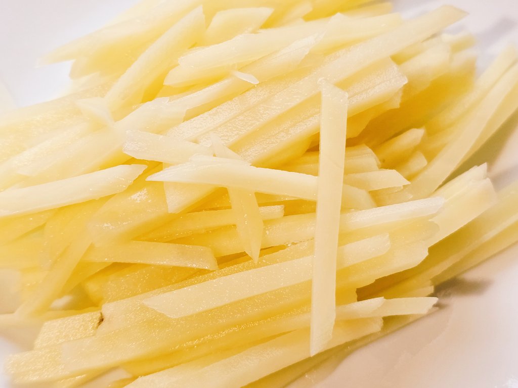 🥔 저 감자채 예쁘게 잘 썰었죠? 
복복복 칭찬 해 줘요. 

이게 뭐가 될지 맞춰 주세요!! 🤤