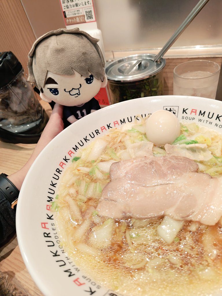 神座🍜っ
呪術コラボで店員さん凄く忙しそうでした。
厨房カウンターから「脹ソウの唐揚げ」のやり取りが聞こえてきて面白かった。お兄ちゃん人気やな美味しそうだもんね😌
