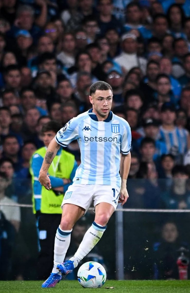 su juego aéreo realmente es un arma, nunca vi un jugador de futbol que salte tan alto, no puede salir del equipo porque en cualquier centro te puede meter un gol.