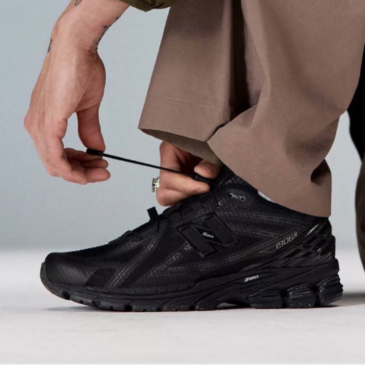 snkr_twitr's tweet photo. AD: TOP DEAL: $87.49 
New Balance 1906R 'Black/Dark Silver Metallic/Black Cement'

Shop -> https://t.co/GtzlYDK1gV https://t.co/krnd09dTPd