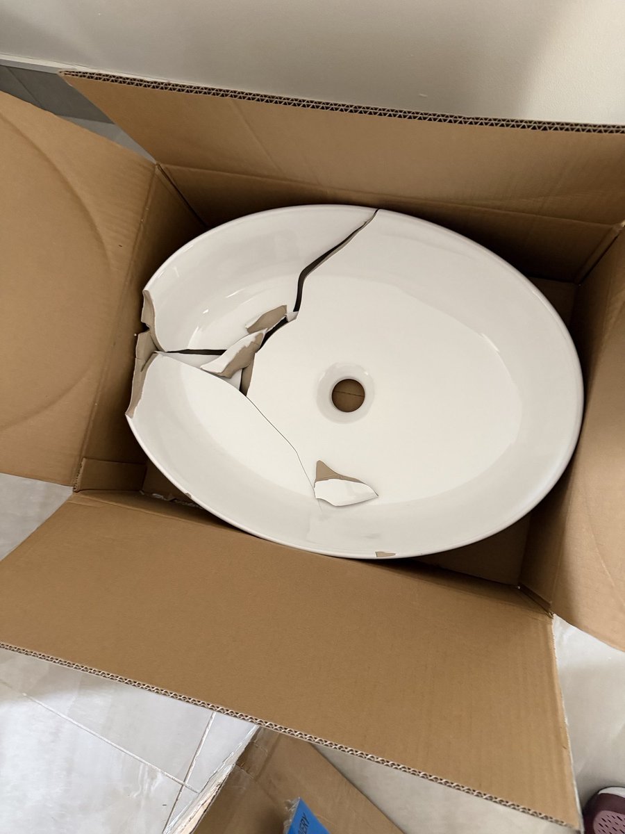 Lebomaroo's tweet photo. @LeroyMerlinSA1 your
Service leaves a lot to be desired. I have been trying to return damaged merchandise for weeks now. Am just being sent pillar to post, what  an unpleasant experience https://t.co/jukaTP5cB2