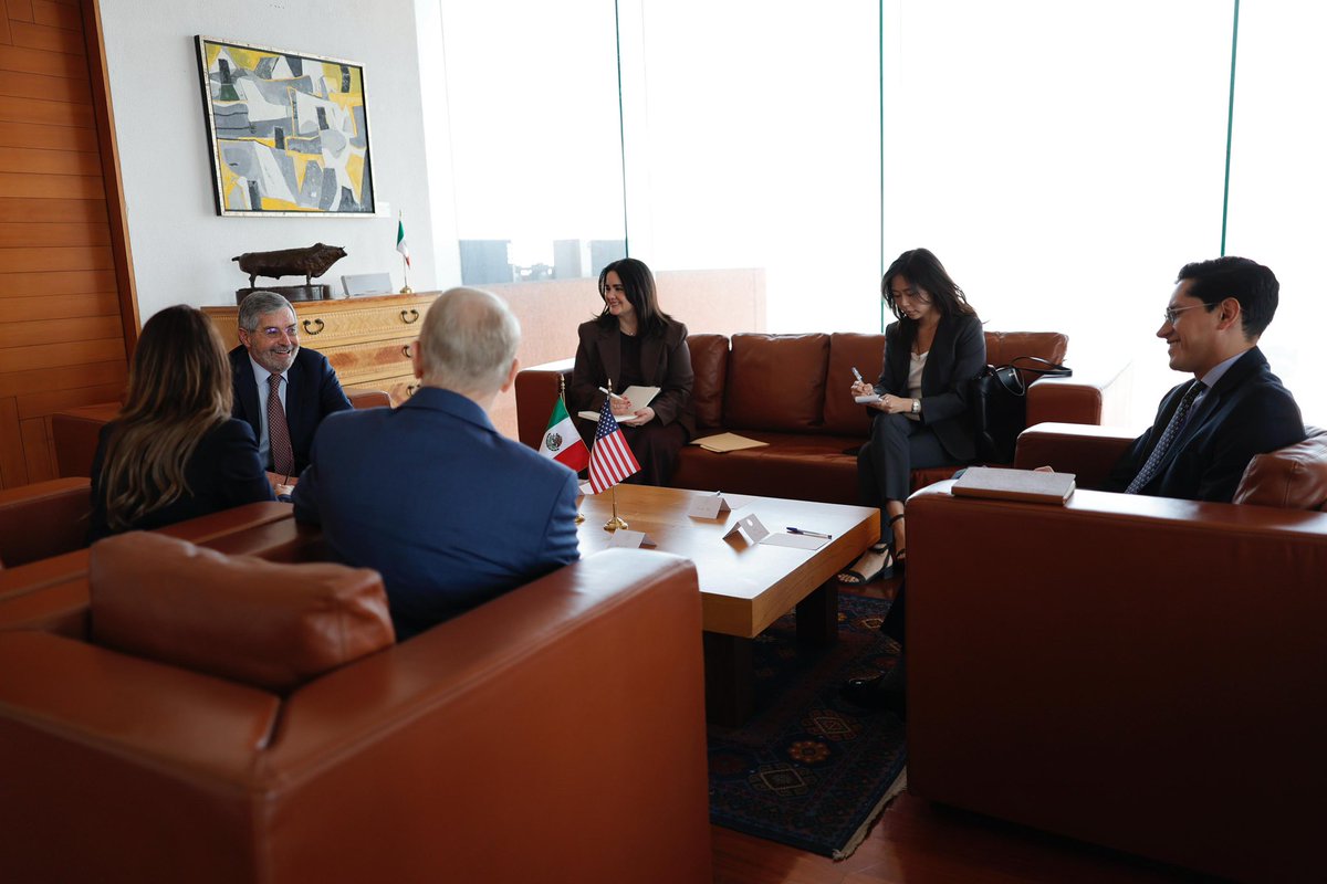 📸 El canciller Juan Ramón de la Fuente sostuvo una reunión de trabajo con Sara Carter (<a href="/SaraCarterDC/">Sara A. Carter</a>), directora de la Oficina de Política Nacional de Control de Drogas de Estados Unidos (<a href="/ONDCP/">ONDCP</a>), para fortalecer nuestra cooperación bilateral en materia de salud pública y