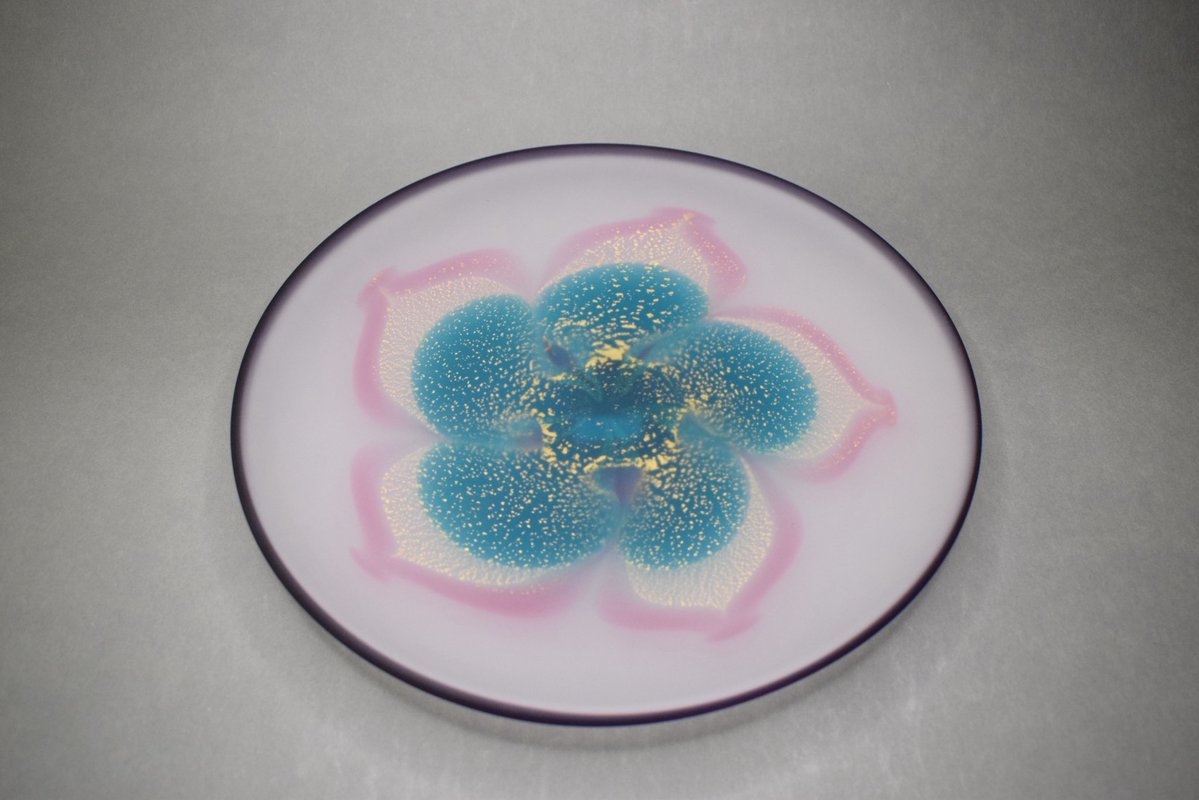 こちらの作品は食器の「華紋皿」になります。 作品展、購入に関するお