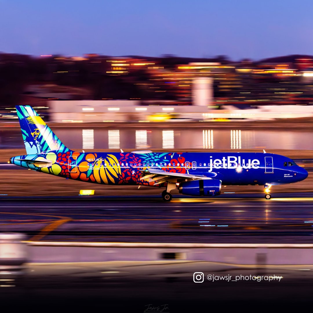 Reagan_Airport's tweet photo. This livery sparks joy https://t.co/85S9DHK3Dt