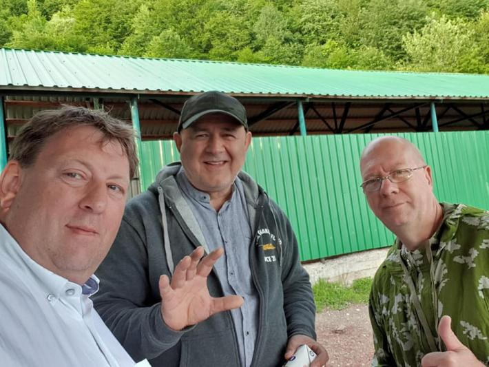 Gegen_die_AfD's tweet photo. Wieso taucht sowohl bei Gunnar Lindemann und #Frohnmaier der russische Geheimdienstmitarbeiter, Waffenschieber und Neonazi #KrisRoman auf? Eine interessante Frage, Treffen hier u.a. in Moskau. #NoAfD #AfD https://t.co/QFWnaNfoS2