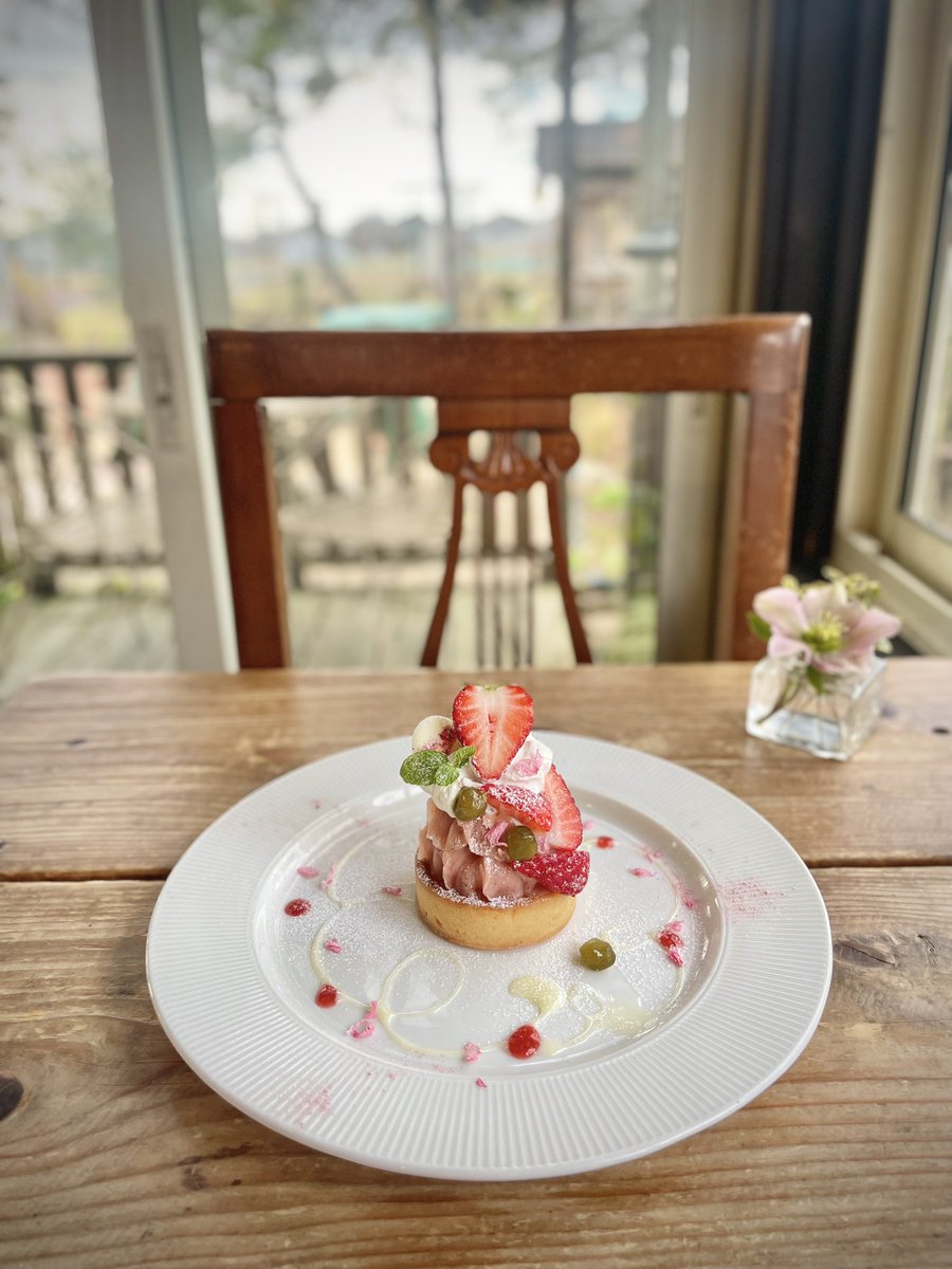 『苺と桜あんのカスタードタルト』

菖蒲産の甘味の乗った丸ごとのいちごに
キルシュの華やかな香りのカスタードと
桜あんを合わせたタルト。

そして、ウグイスマメの甘納豆をプラス。
桜の花びらを散らした春爛漫なタルトです。