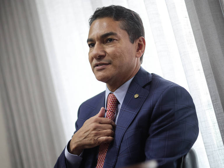 forumbunklr's tweet photo. O deputado Marcos Pereira, presidente do partido de direita Republicanos, diz ser contra o fim da escala 6x1 porque dar tempo de lazer ao pobre “pode ser o mal”:

"Vai ficar mais exposto a drogas, a jogos de azar. Pode ser o contrário. Ao invés de lazer, pode ser o mal. Qual é o lazer de um pobre numa comunidade? Ou num sertão lá do Nordeste?", questiona.