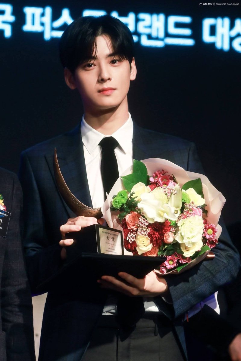 maritriny_3097's tweet image. "Proud of you today and always" Because he deserves that and much more.💐💐💐💐💐💐Because despite his fame, he is a simple, humble, and grateful person.🫰❤️🫶🌹👇#CHAEUNWOO #actorbest  #Visualmodel #Alwayswithyouchaeunwoo 
D-335
[260226]
@ASTRO_Staff
@CHAEUNWOO_offcl