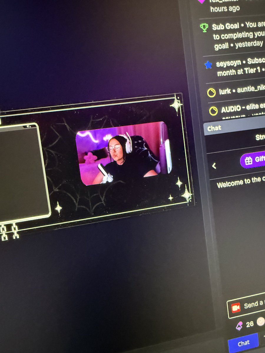 I’m live now on Twitch 😛 

💜 twitch.tv/sophsbby