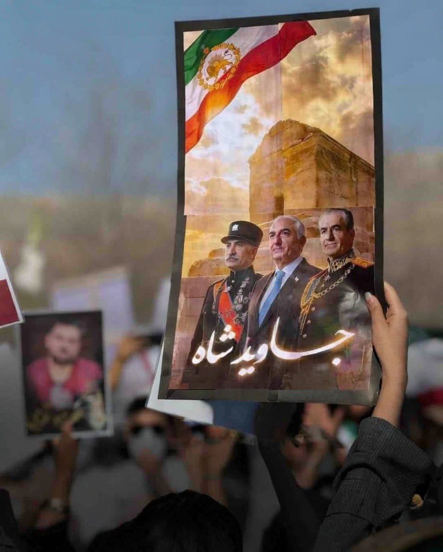 ممسنی یه جوری با شعارای ملی، عکس خاندان پهلوی، پرچم ملی، تجمعاتشو مهر و موم میکنه که هیچکس نمیتونه مصادره‌ش کنه.

دمتون گرم🙌🏼✌🏼

#جاويدشاه‌ 
#پاينده_ایران