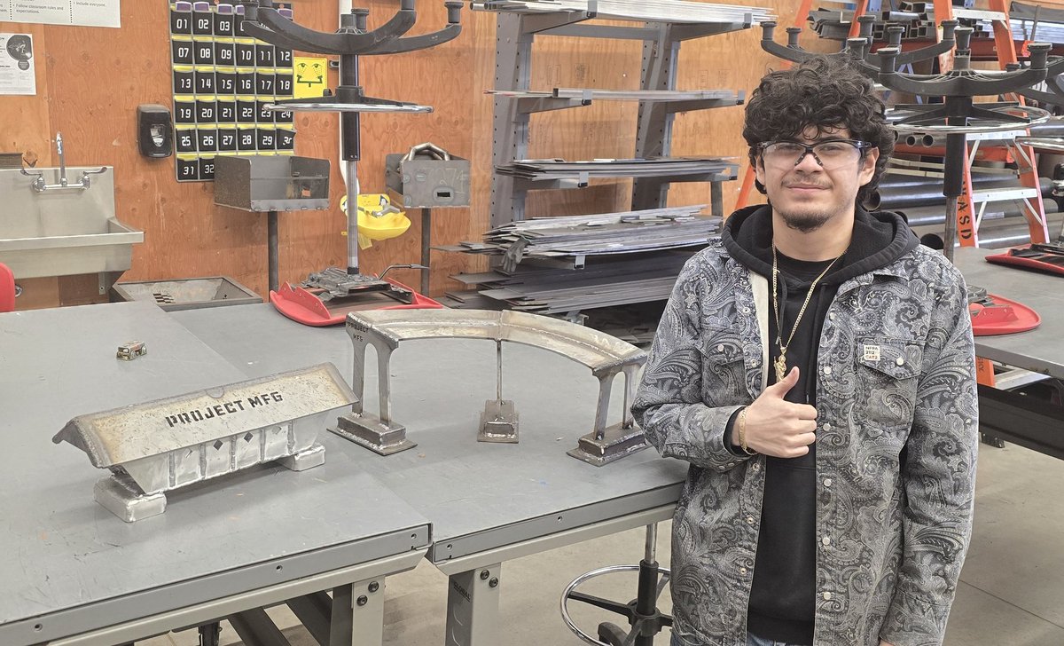 MrDubs_PM_andW's tweet photo. 2nd finalist of the 2nd Round of @ProjectMfg NWL has finished! 
#weisnercenter #welding 
Sr. Adrian Vazquez did a great job.

#makestuffwithyourhands 
#mathatwork 
@sd129
@WAactivities https://t.co/BhbVA70vD7