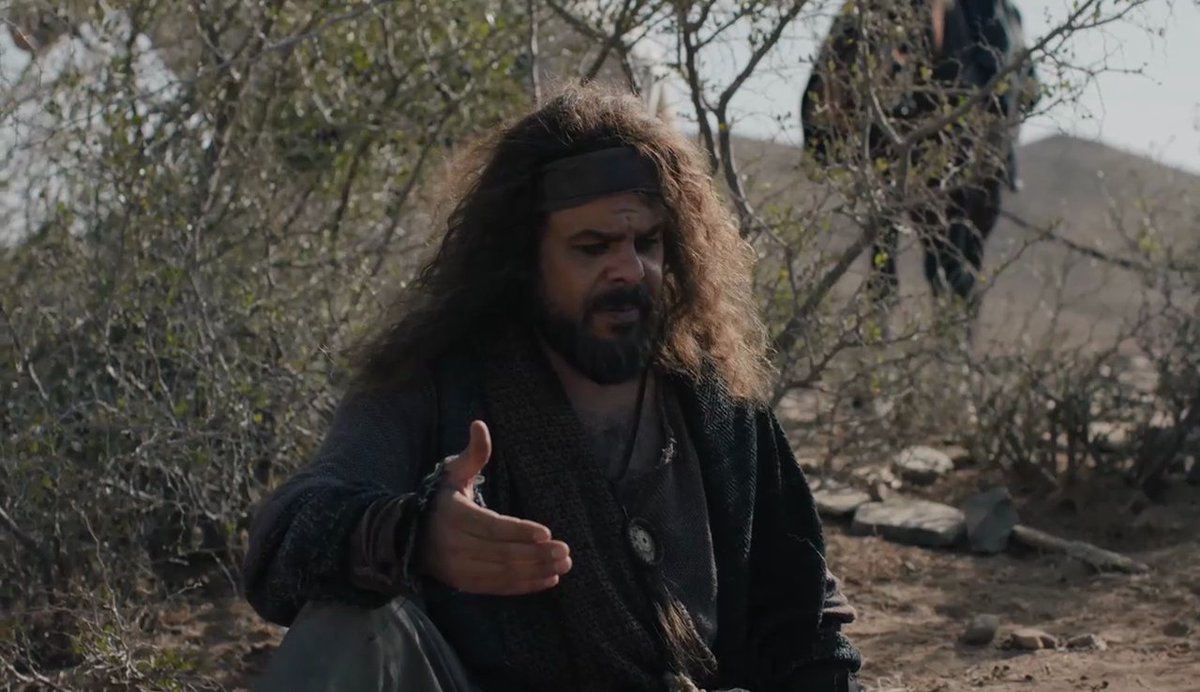 أبدع #منذر_رياحنه في تجسيد شخصية #الشنفرى حتى بدا وكأنه وُلد من رمل الصحراء لا ليمثلها بل ليكونها. حضوره كان مزيجًا من الشموخ والوجع، من القسوة والكبرياء، وكل نظرة في عينيه كانت تختصر حكاية منفى وألم.   #ابطال_الرمال