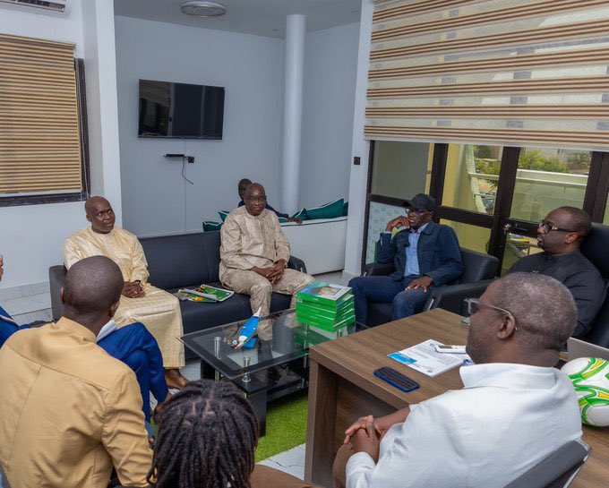 LEOFOOTsn's tweet image. 🤝 INSTITUTIONNEL : La FSF en visite au siège de la LSFP ! 🇸🇳⚽️

La Ligue Sénégalaise de Football Professionnel (LSFP) a accueilli aujourd'hui le Président de la FSF, Abdoulaye Fall, et le Secrétaire Général, Abdoulaye S. Sow. 
Ce qu'il faut retenir :

1/2

#LEOFOOTSN #LSFP