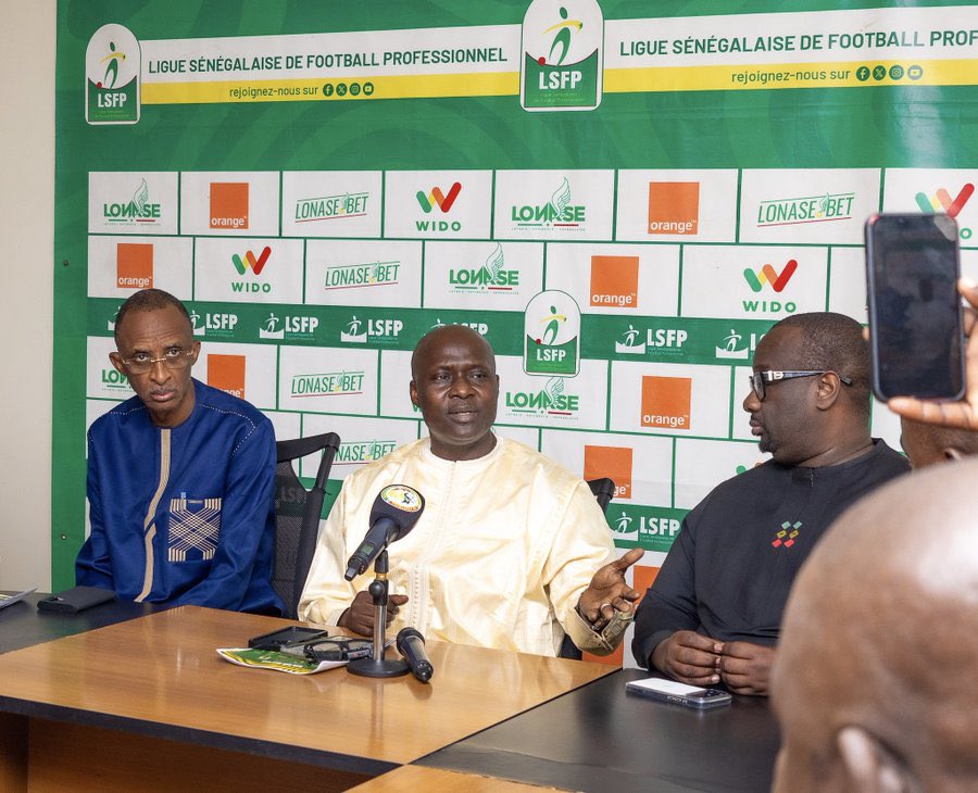 LEOFOOTsn's tweet image. 🤝 INSTITUTIONNEL : La FSF en visite au siège de la LSFP ! 🇸🇳⚽️

La Ligue Sénégalaise de Football Professionnel (LSFP) a accueilli aujourd'hui le Président de la FSF, Abdoulaye Fall, et le Secrétaire Général, Abdoulaye S. Sow. 
Ce qu'il faut retenir :

1/2

#LEOFOOTSN #LSFP