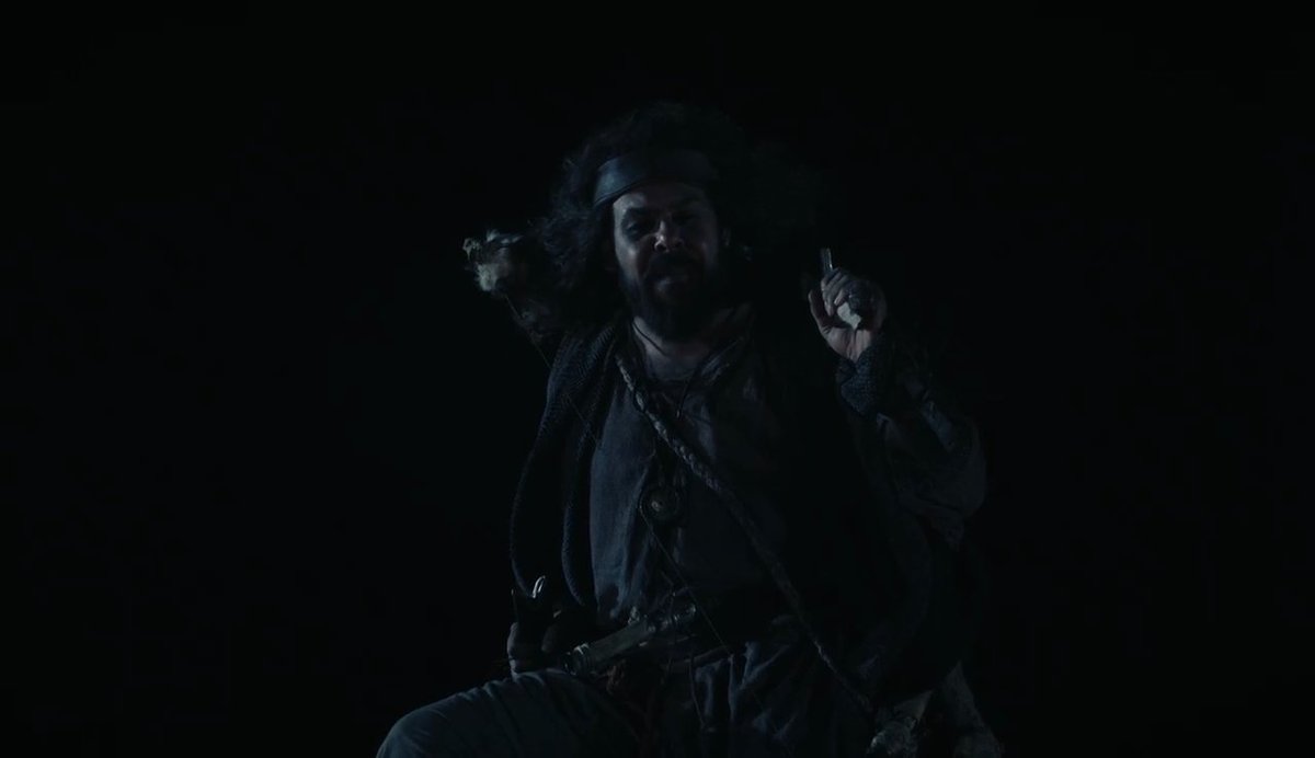 #منذر_رياحنه حين ألقى أبيات لامية العرب، ارتقى بالصوت إلى مرتبة الروح؛ نطق الحروف بصدقٍ عميق، فلامست القصيدة القلوب قبل الآذان، وأعاد للبيت الجاهلي هيبته، كأن الشنفرى عاد ليكتب اسمه من جديد بصوت منذر  #ابطال_الرمال  #الشنفرى