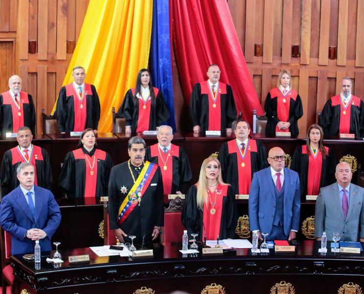 🚨 SE NIEGA A RENUNCIAR.!
Según fuentes confiables, los hermanos siniestros Delcy y Jorge Rodríguez  habrían exigido la renuncia de Elvis Amoroso Presidente del CNE y de todos los Jueces del TSJ.