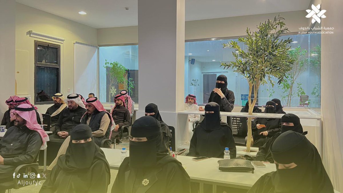 AljoufYC's tweet photo. #تغطية | 📸

ضمن مبادرة #الشريك_الأدبي ، أقامت #جمعية_الشباب_بالجوف لقاءً ثقافياً بعنوان
"أحاديث ذكية في ظلال الفلسفة" استضافت فيه المحامي أ. حمدان العضيد ، وأداره الإعلامي أ. محمد الرويلي ، بحضور نخبة من المهتمين بالشأن الثقافي ، وذلك في مقر الجمعية. https://t.co/YyiXQDen4y
