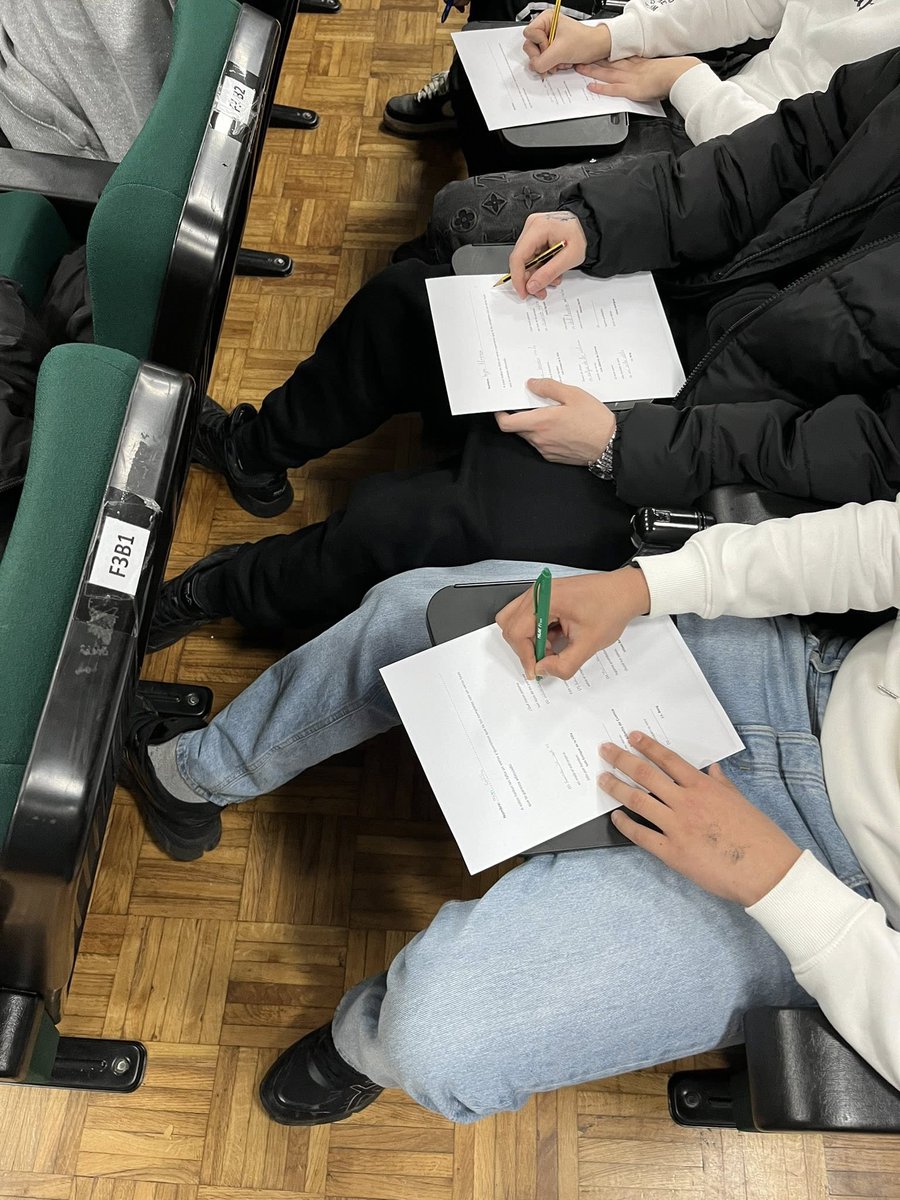 XTaboadaChivite's tweet photo. O pasado venres tivemos a sorte de contar co profesor da Universidade de Santiago de Compostela, Andrés Cernadas quen guiou ao alumnado de 4º de ESO nun obradoiro de haikus.
@EduXunta https://t.co/xFLGngm11k
