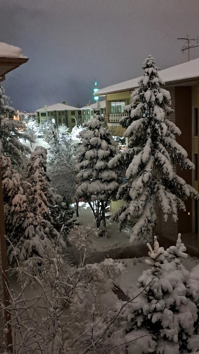 Ne eylersin mevsim kış işte
....
#GeceyeBirNot