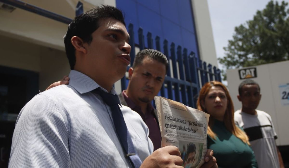 ysuca91siete's tweet photo. #Detención| El 25 de febrero se cumplió un año de la detención de Fidel Zavala, vocero de UNIDEHC.  La defensa  solicita que en marzo se otorgue libertad condicional.
🔗Lea más: https://t.co/p1WSHhyO4P https://t.co/ulyAnqHh5T