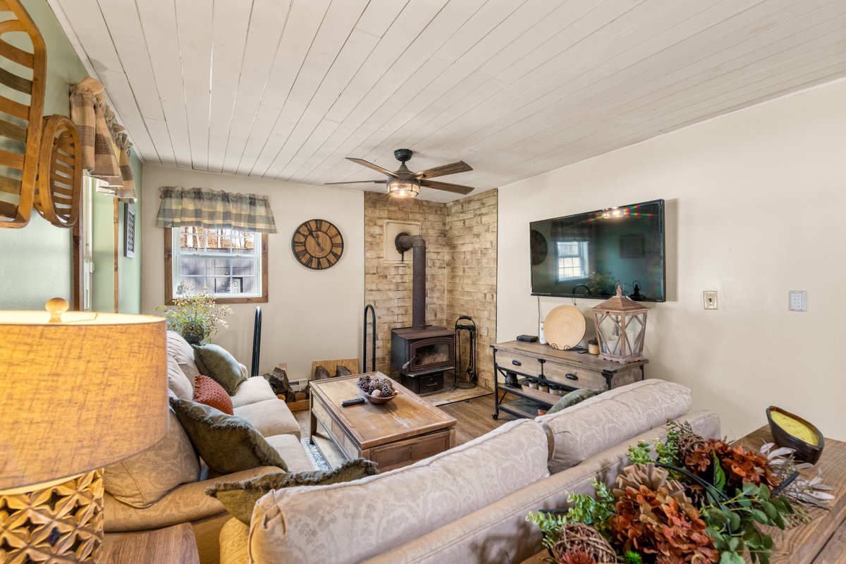 RyanColemanCEO's tweet image. 🏡 𝐅𝐞𝐚𝐭𝐮𝐫𝐞𝐝 𝐋𝐢𝐬𝐭𝐢𝐧𝐠!
📍 𝟏𝟐𝟏𝟒 𝐋𝐢𝐭𝐭𝐥𝐞 𝐄𝐥𝐤 𝐂𝐫𝐞𝐞𝐤 𝐑𝐝 | 𝐏𝐢𝐨𝐧𝐞𝐞𝐫, 𝐓𝐍 𝟑𝟕𝟖𝟒𝟕
🛏 𝟐 𝐁𝐞𝐝𝐬 | 🛁 𝟏 𝐁𝐚𝐭𝐡
💰 $𝟐𝟕𝟗,𝟎𝟎𝟎

📸 ryancoleman.org/1214-little-el…
📲 Call 865-693-SOLD

#PioneerTN #EastTennesseeRealEstate #NoHOA #HometownRealty