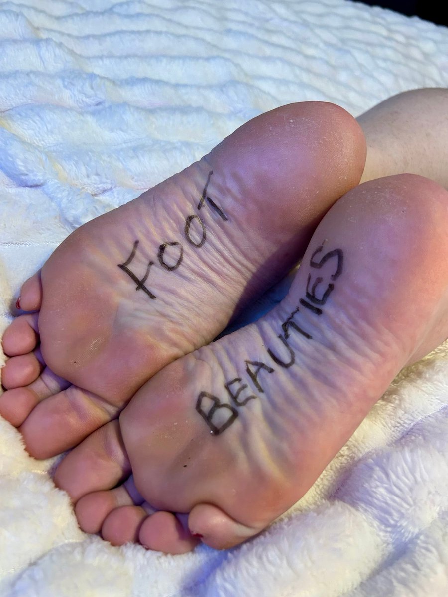 FootBeauties's tweet photo. It's such a pleasure for Foot Beauties to feature the lovely size 5 feet of @TeazyToes. Check out these yummy foot signs! These angles really capture how sexy her feet are. Go check out her page for sexy, daily #footfetish content. Stay tuned for two videos of her foot signs! https://t.co/gGuI4dXWJ6