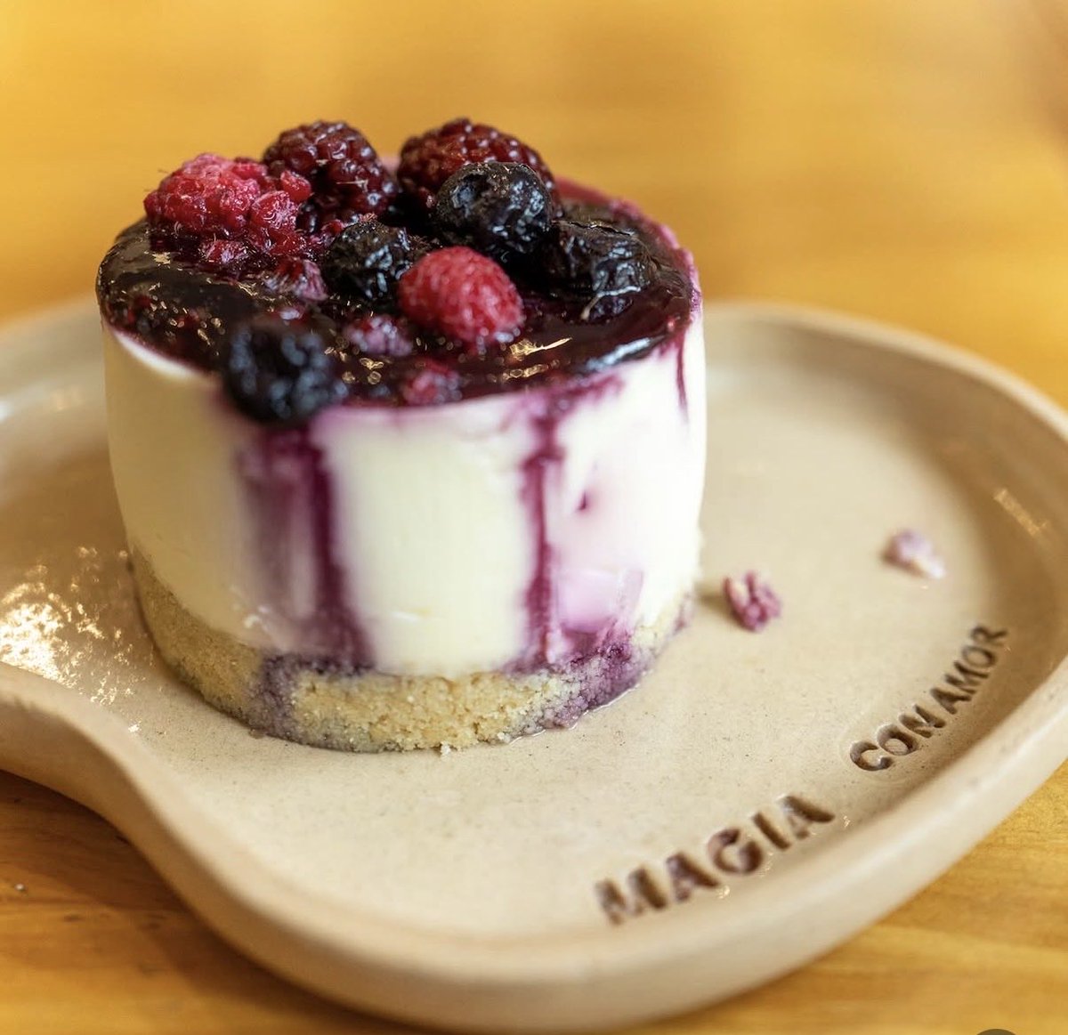 Ya saben la situación del país. Tengo una cafetería en Santos Lugares y esta es la vista desde la terraza, tiene 3 pisos y una pastelería muy rica de verdad. Me ayudan a compartir para que la gente la conozca? Magia con Amor se llama 💝🥹✨