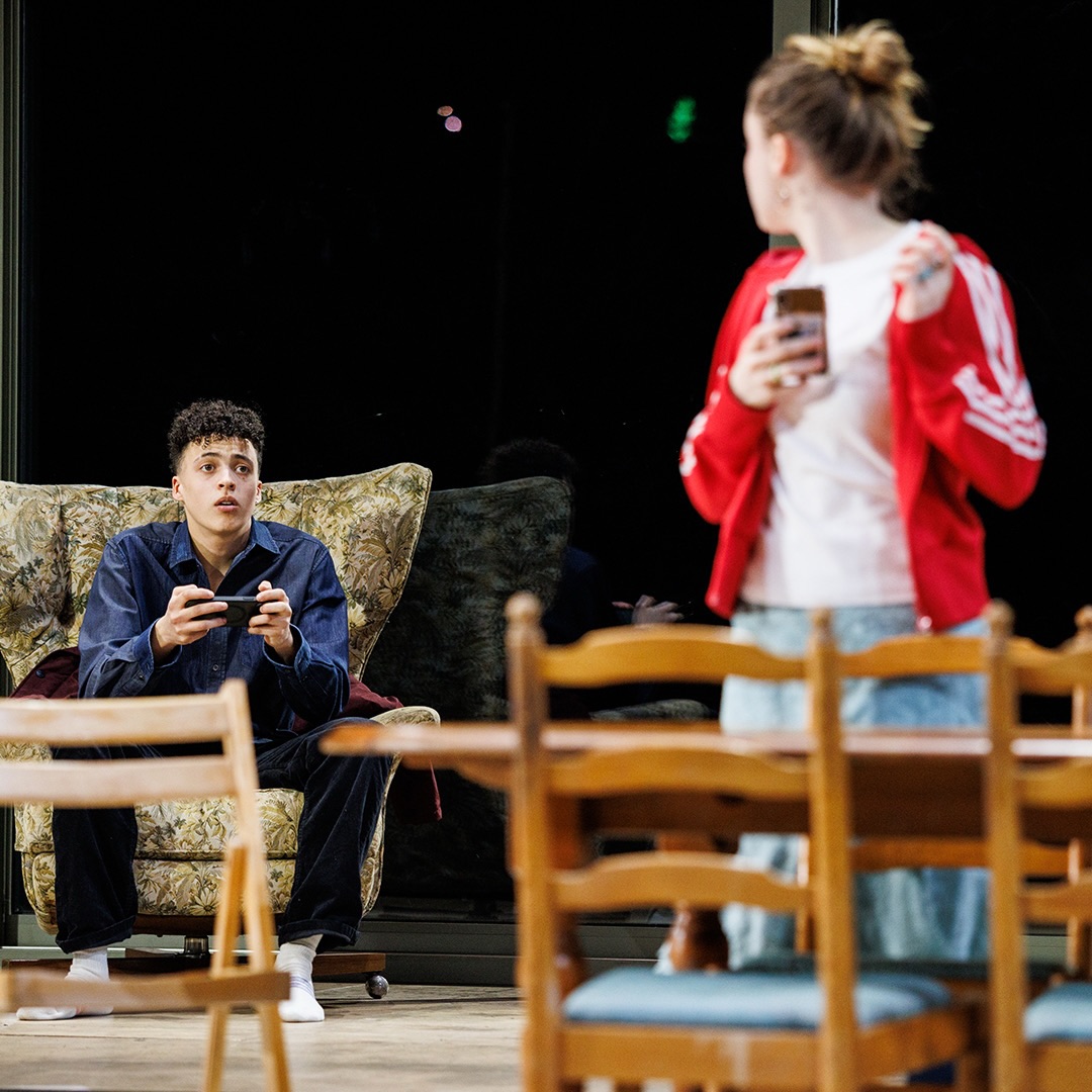 Nova imagem de Ruby Stokes apresentando a peça 'The Other Place' em New York.