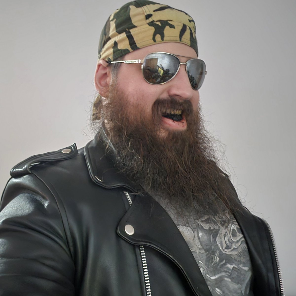 gorthar666's tweet image. Thursday evening in leather gear with a Harley-Davidson tshirt and camo doorag and dip fun #dip #stockers #camo #leather #boar