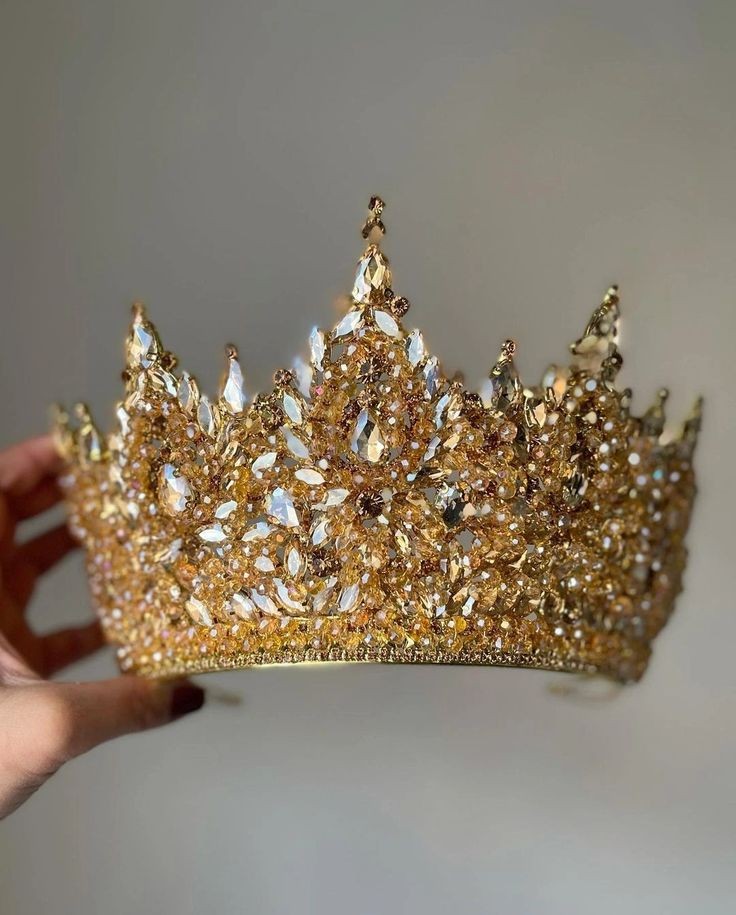 اذا اعطوك تاج من ذهب وطلبوا منك أن تضعه فوق راس شخص !؟
من سيكون هذا شخص !!؟