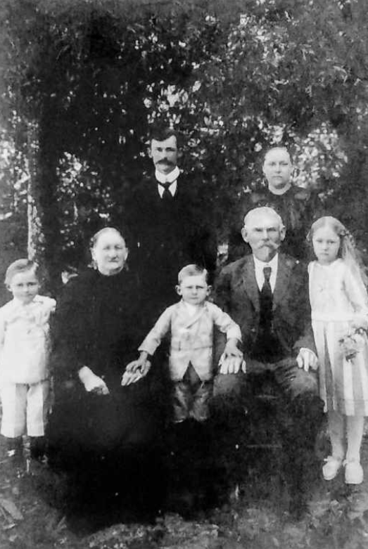 O patriarca, sentado, é meu tataravô Johann Graffunder. Pomerano de Tempelburg, Prússia (Pomerânia Oriental, atual Czaplinek na Polônia) com a família na Colônia Santo Ângelo, atual Agudo-RS/Paraíso do Sul-RS.