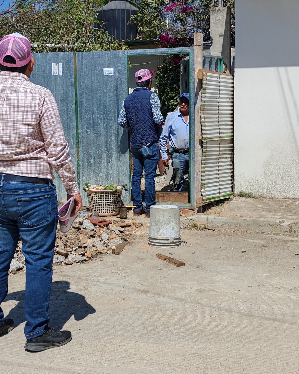 PETEOOAX's tweet photo. Compañeras y compañeros de Fuerza por Oaxaca visitaron la Colonia Oaxaca, en el municipio de Santa María Atzompa, con el propósito de compartir los principios, propuestas y la visión que guían nuestro movimiento, además de dialogar directamente con la ciudadanía para conocer sus inquietudes y fortalecer la cercanía con la comunidad.

Reafirmamos nuestro compromiso de mantener un trabajo constante y cercano a la gente, basado en la escucha activa, el respeto y la construcción colectiva de propuestas que impulsen el bienestar y el desarrollo de todas y todos.

#SomosLaFuerzaQueTransforma
#SomosLaFuerzaDeOaxaca
#SomosLaFuerzaDeLa4Transformación
