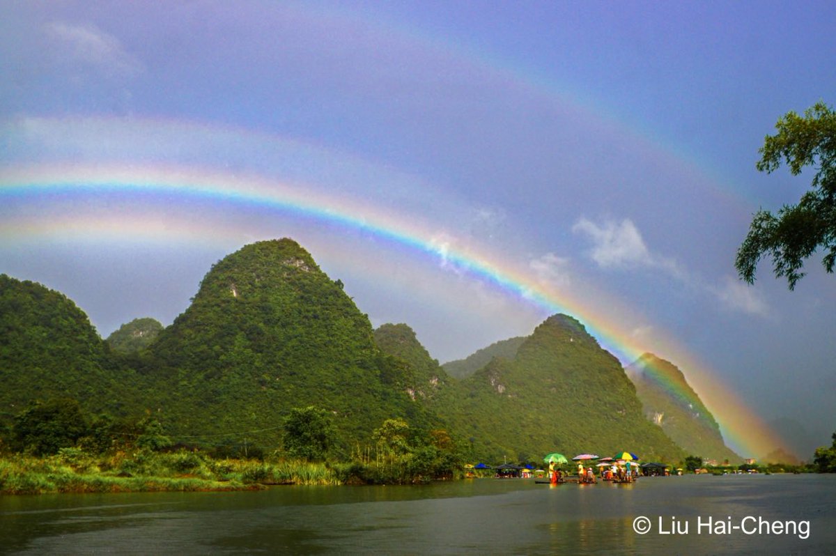 physicsandnath's tweet photo. @MyRadarWX There's also a much rarer but related phenomenon called a "triple-split" or "multi-split" rainbow.

Photo: Liu Hai-Cheng; discussion at https://t.co/ZBmpYTW233

(Rather recent!) research paper on triple-split rainbow formation: https://t.co/0BsehFoute https://t.co/MsGv8eHkKu