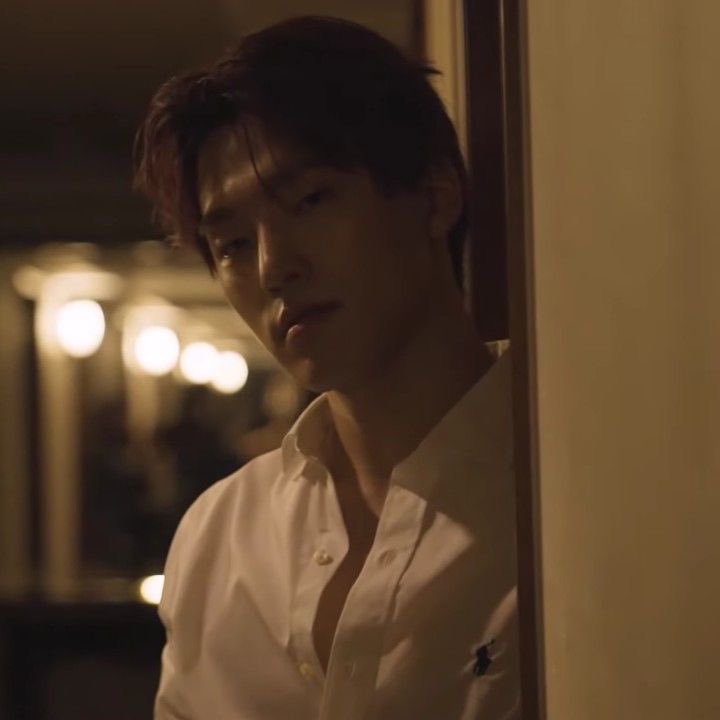 the way this shoot caused me so much emotional distress like DONT LOOK AT ME