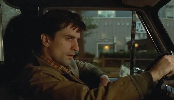 "Busca la metáfora, no la trama." 
Un hombre en un taxi no es un conductor; es una rata en un laberinto buscando redención. 
Paul Schrader (Taxi driver, 1976)