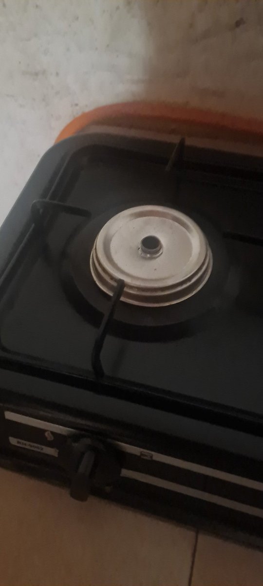 gyuoro's tweet image. #vlog1 I was rrally desperate for some buttered noodles but the gas stove top part wasnt there but I was gonna turn it on anyway but tell me why when I turn the gas on the entire kitchen smells like if I turn my lighter on its gonna explode so I didnt do it and Im scared