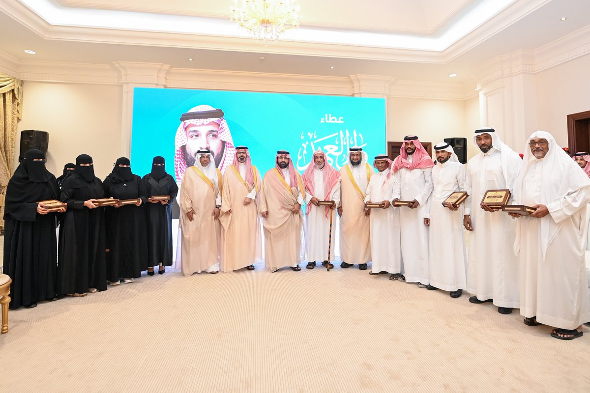 Akhbaar24's tweet photo. #أمير_جازان يسلّم وحدات سكنية ضمن تبرّع #ولي_العهد 
 
#معكم_باللحظة 

https://t.co/sur084rs0T https://t.co/V8HMjmh0RQ