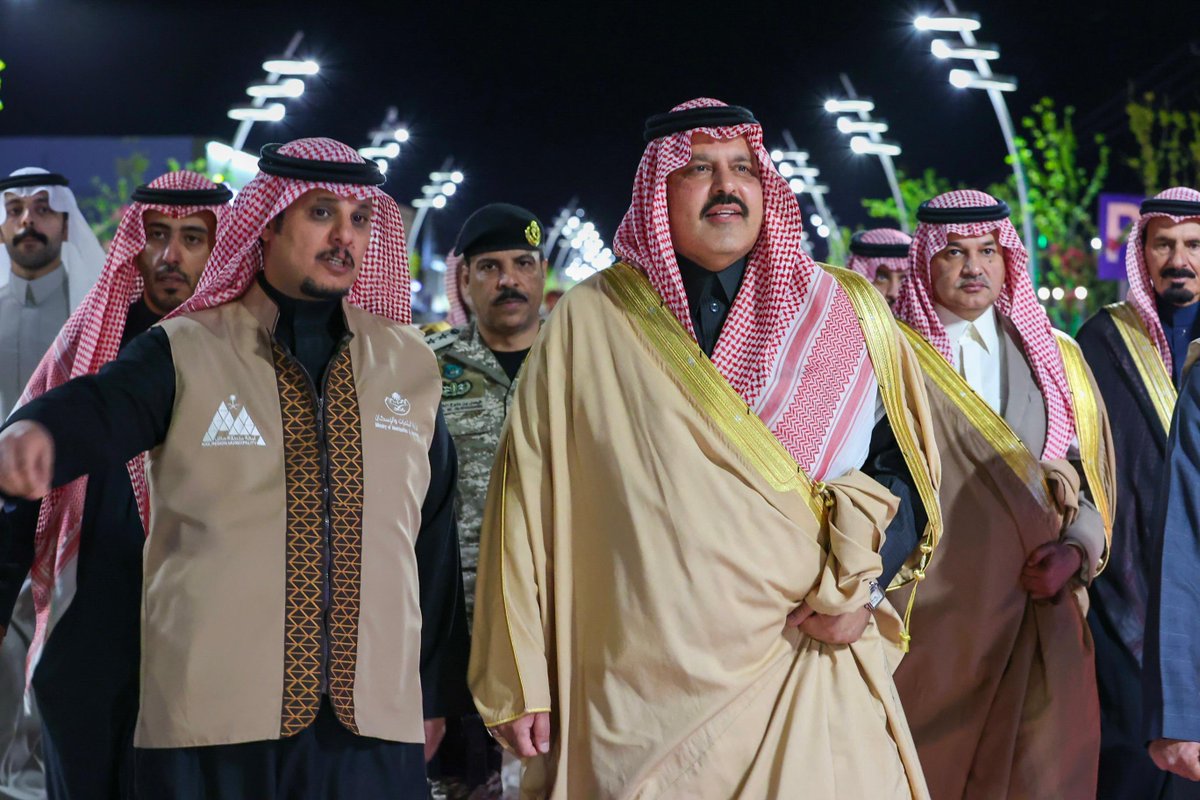 Amanat_Hail's tweet photo. • تدشين | مشاريع 

صاحب السمو الملكي الأمير عبدالعزيز بن سعد بن عبدالعزيز أمير منطقة حائل وبحضور سعادة أمين منطقة حائل م. سلطان بن حامد الزايدي يدشن في ممشى الألوان مشاريع الأمانة الهادفة إلى تحويل طرق حائل إلى مسارات داعمة لجودة الحياة وأنسنة المدن ويتجول بالمشروع ويكرم الفائزين بجائزة سموه لتأصيل الهوية العمرانية منوهاً بدعم القيادة للمشاريع الهادفة إلى تعزيز جودة الحياة.

📸 | #حائل_الأجمل • #أمانة_منطقة_حائل