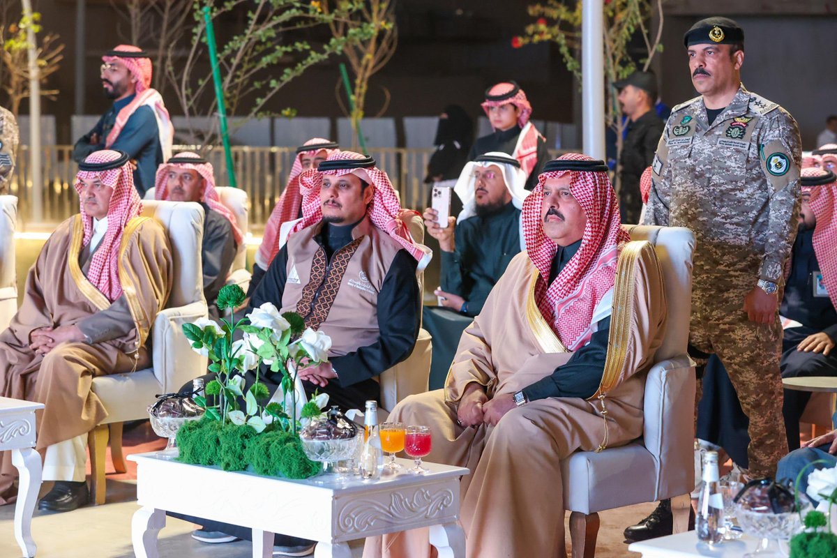 Amanat_Hail's tweet photo. • تدشين | مشاريع 

صاحب السمو الملكي الأمير عبدالعزيز بن سعد بن عبدالعزيز أمير منطقة حائل وبحضور سعادة أمين منطقة حائل م. سلطان بن حامد الزايدي يدشن في ممشى الألوان مشاريع الأمانة الهادفة إلى تحويل طرق حائل إلى مسارات داعمة لجودة الحياة وأنسنة المدن ويتجول بالمشروع ويكرم الفائزين بجائزة سموه لتأصيل الهوية العمرانية منوهاً بدعم القيادة للمشاريع الهادفة إلى تعزيز جودة الحياة.

📸 | #حائل_الأجمل • #أمانة_منطقة_حائل