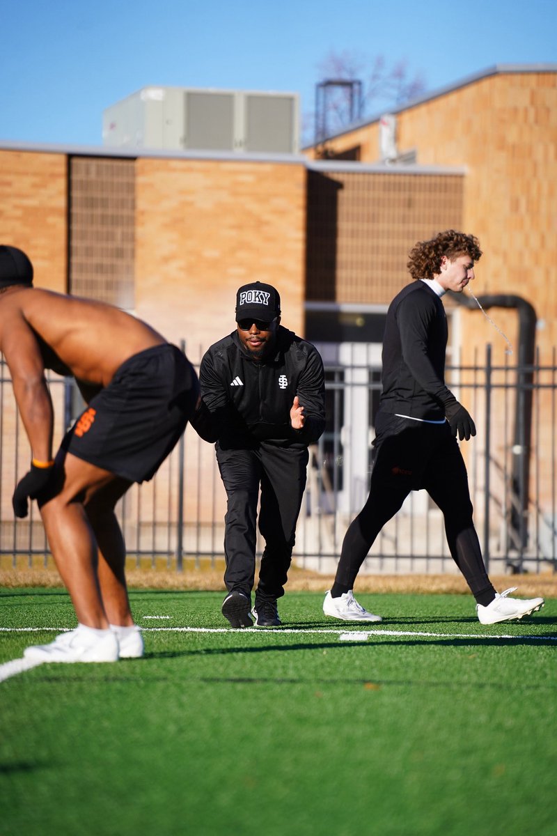 JoshA1ford's tweet photo. βFlip your eyes there, let your feet do the rest.β π£π§
#CoachAl
#RoarBengalsRoar
#DG https://t.co/b6oVgCI52Z