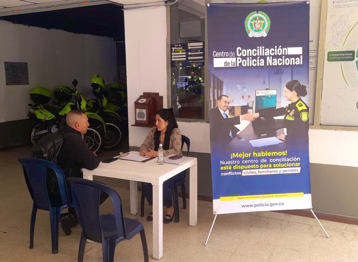 InspeccionGnral's tweet image. Fortalecemos la cultura del diálogo desde nuestro Centro de Conciliación sede Medellín, en articulación con la Estación Manrique y CAD de @Policiantioquia para promover la solución pacífica de conflictos en materia familiar, civil y comercial.

#Dignidad