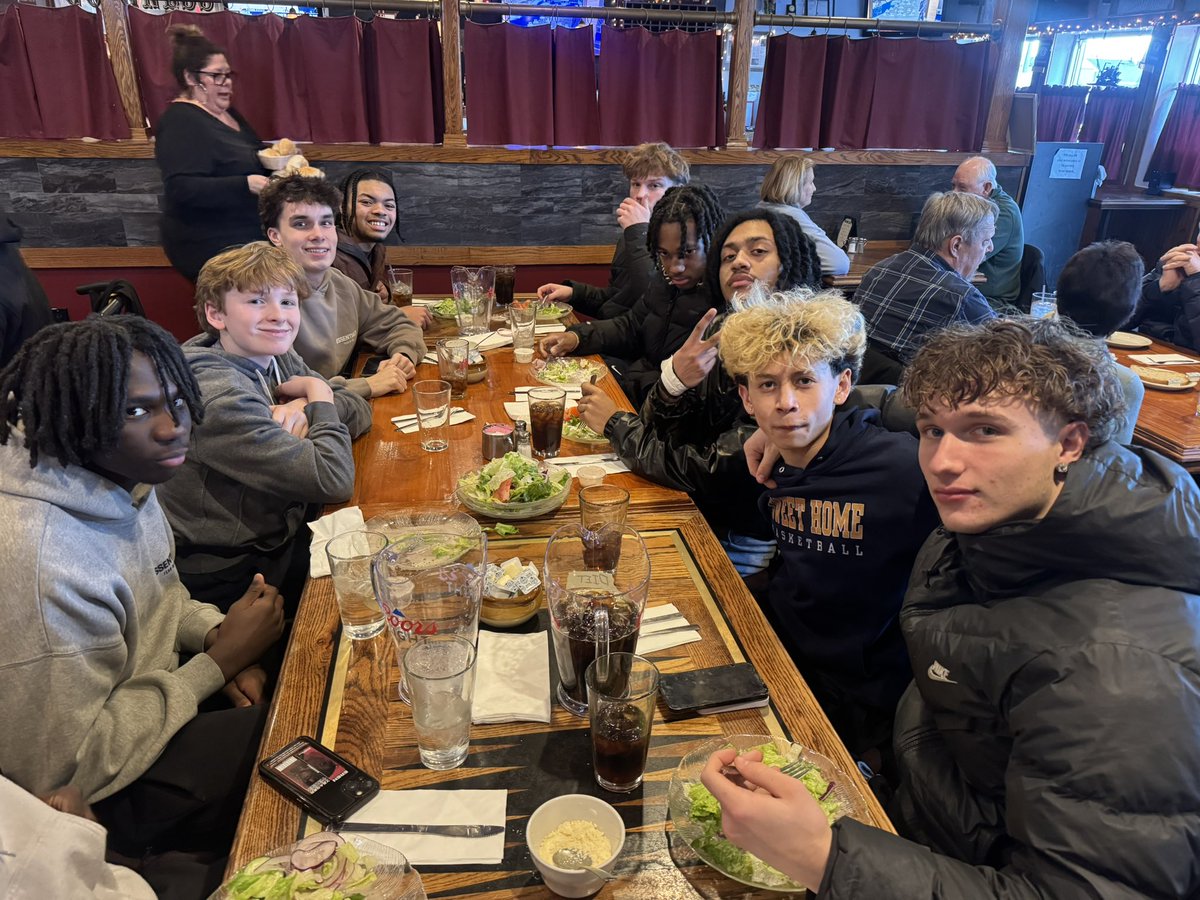 Huge shout out to Curry’s, we had a great team dinner as we prepare to tip-off tomorrow night in sectional play. 
<a href="/SHCSDAthletics/">Sweet Home Athletics</a> <a href="/SweetHomeCSD/">Sweet Home Central School District</a> 
#tradition
#together
#unfiniSHed 
#FASTPD