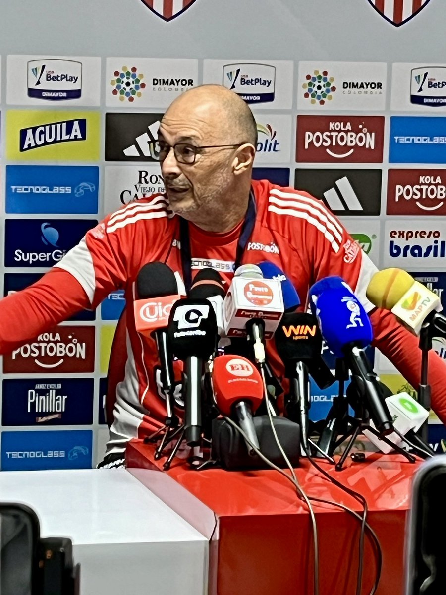 A esta hora...
Compartiendo con los compañeros de <a href="/AtlanticoEmi/">EmiAtlantico</a> en el programa "Atlántico en Deportes".
Hablando del tiburón y de su juego ante <a href="/JaguaresdeCord/">Jaguares de Córdoba</a> 
Los cambios que anuncia le técnico Alfredo Arias.
Con <a href="/sisigolgol/">Ramiro Jimènez</a> José Marenco y Mike Fajardo.
También nos acompaña