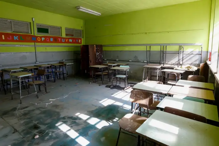 jhonatanalmada's tweet photo. Como é a escola pública no Brasil?

Segundo os dados do Censo Escolar 2025, a típica escola pública no Brasil possui:
- Biblioteca ou sala de leitura (52%)
- Acessibilidade nas vias internas (76,5%)
- Internet banda larga (80,5%)

E não tem:
- Laboratório de ciências (11,7%)
- Laboratório de informática (28,3%)
- Quadra de esportes (38,7%)
- Sala de artes (3,6%)

A infraestrutura escolar segue precária e limitada.