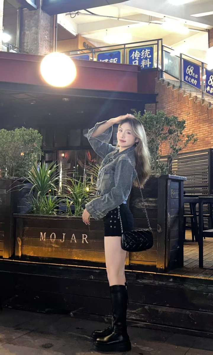 TangGun13897's tweet photo. #靴子 #靴女 #骑士靴 #烟筒靴 #长靴 #长筒靴 #恋靴 #靴 #鞋底 #筒靴  #过膝靴 #女性崇拜 https://t.co/lP1MhWGOe1