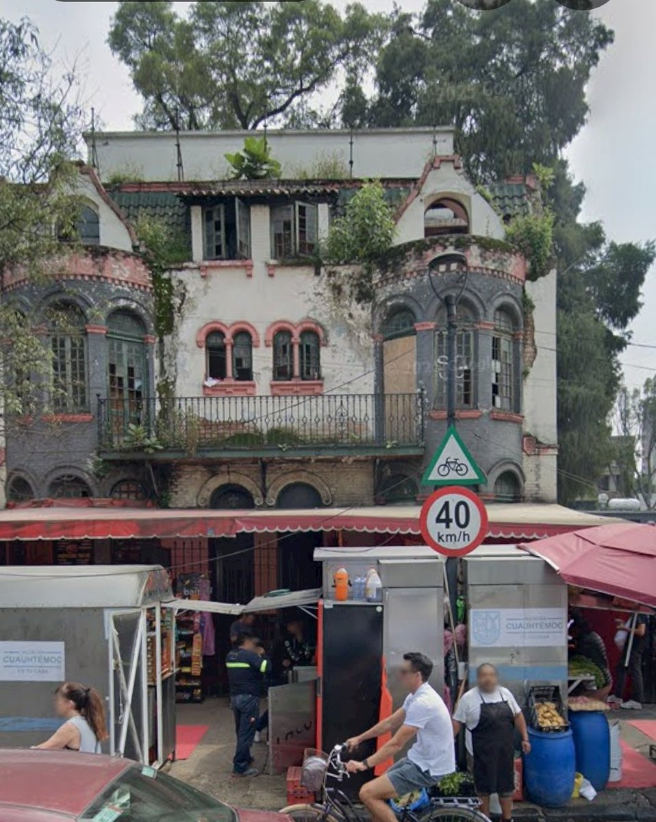 <a href="/PAOTmx/">PAOT</a> @ <a href="/CulturaCiudadMx/">Secretaría de Cultura de la Ciudad de México</a> <a href="/comsocSEDUVI/">comunicación SEDUVI</a> <a href="/cultura_mx/">Secretaría de Cultura</a> <a href="/AlessandraRdlv/">Alessandra Rojo de la Vega</a> <a href="/LeonorOtegui/">Leonor Otegui</a> <a href="/ClaraBrugadaM/">Clara Brugada Molina</a> Están destruyendo el #Patrimonio del país ahorita con mazos. Primeras casas de la #Roma construidas por Adamo Boari (Bellas Artes). Invadida y nadie hace nada. A.Obregón 212, RomaN