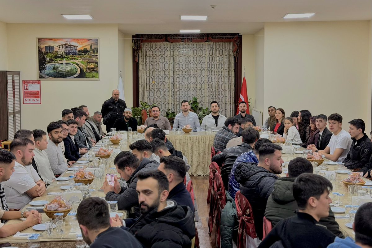 osmannazlier's tweet photo. Sincan’da genç kardeşlerimizle kurduğumuz sahur soframızı esmâ-i hüsnâ zikirleriyle tanınan İlahi Sanatçısı Celal Karatüre sürprizleriyle onurlandırdılar.

Gönülleri titreten o eşsiz zikirlerin huzurunda, hem ruhumuzu hem soframızı bereketlendirdik.

Bu anlamlı buluşmamızda bizleri yalnız bırakmayan kıymetli sanatçımıza ve tüm genç kardeşlerimize teşekkür ediyorum.