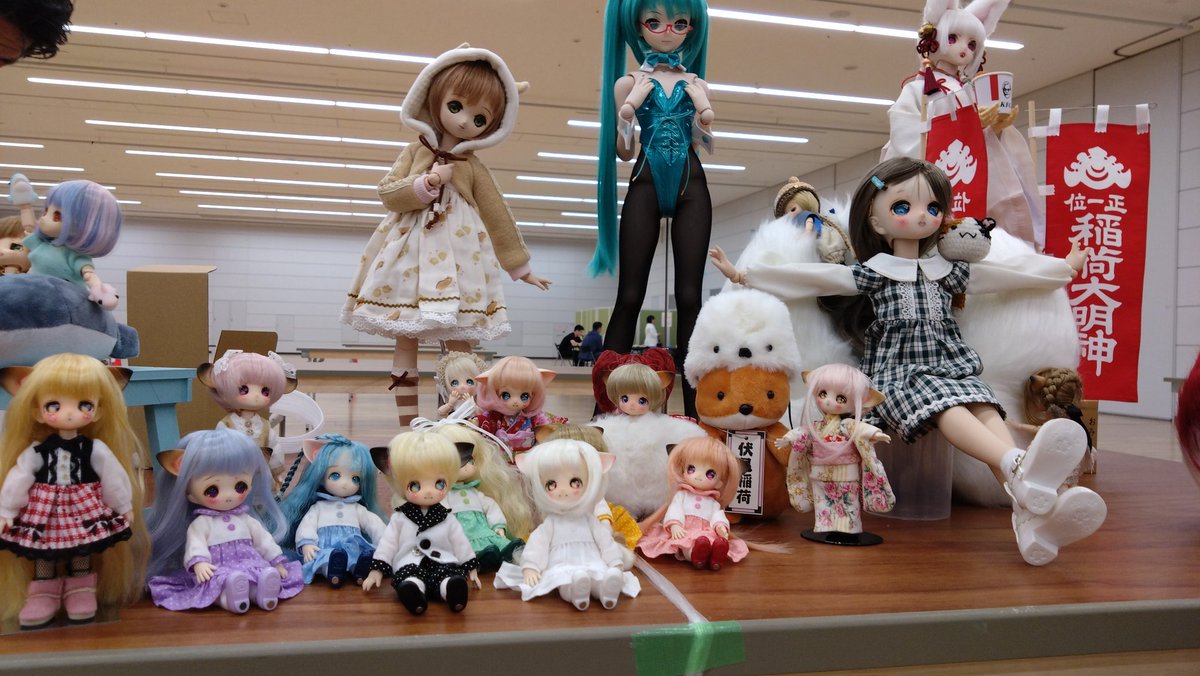 yonyonmaru_'s tweet photo. ちびニャンコ達のドールショウの思ひ出🐱

ママさんにニャンコ達もご挨拶💖
りりるんさん宅のガオガオちゃん（右の箱の左の子）と、みうちゃん（緑の子）は前のお家が同じで久しぶりの再会なのでした🤝

卓にもおじゃまさせていただきました😆
やや緊張気味のウチのニャンコ達だけど楽しかったです🎶 https://t.co/PfVQjEEZaY