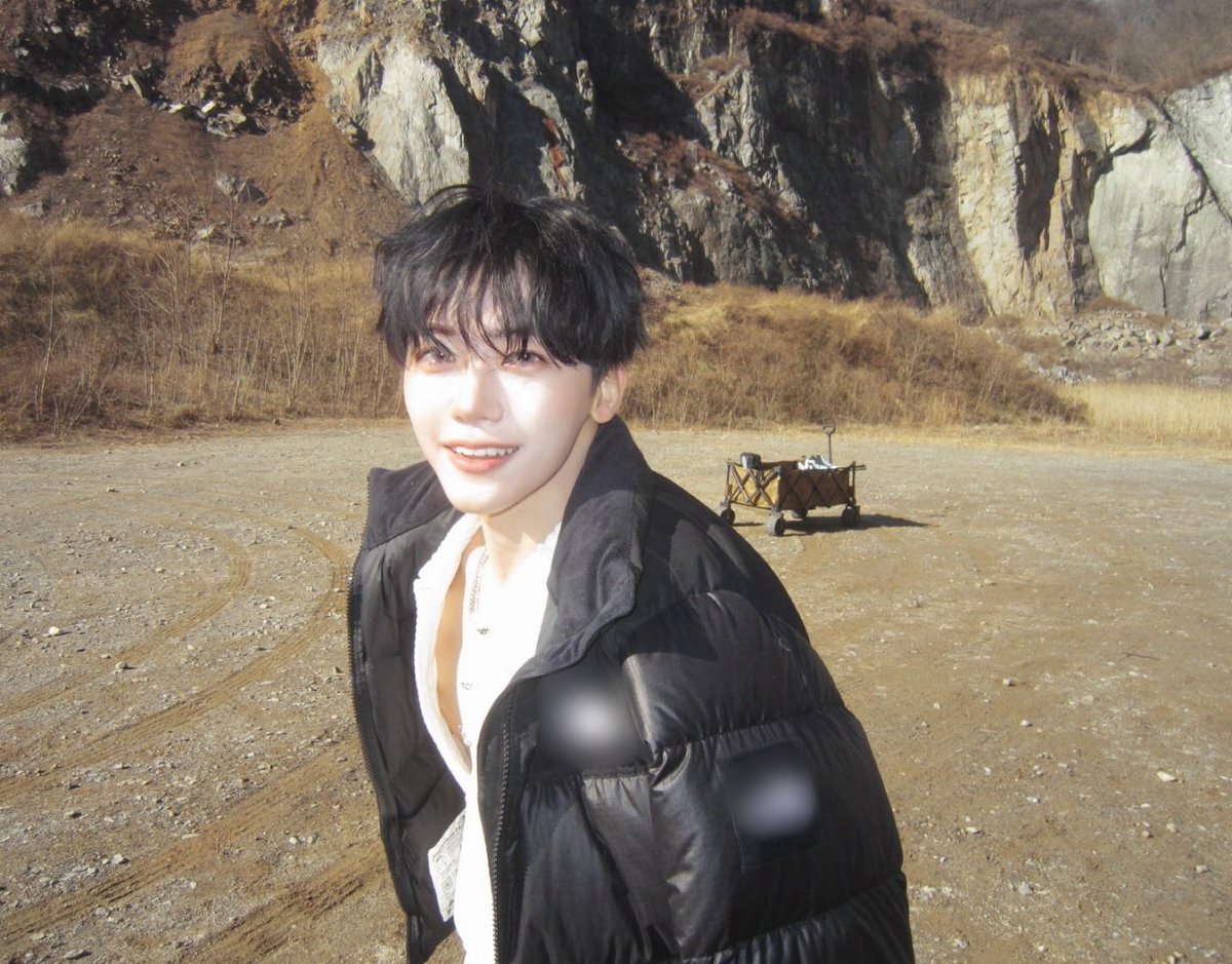 Lee 모델이라 타 브랜드 상표 야무지게 가렸네ㅠㅠㅋㅋㅋㅋㅋㅋㅋㅋ